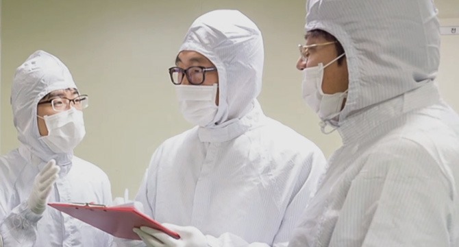 한약은 위생 기준을 갖춘 탕전실에서 조제 과정을 검수해 준비합니다.