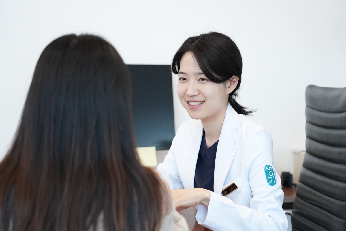 마포공덕점 이윤정 대표원장이 증상과 생활 리듬을 함께 들으며 치료 계획을 상의합니다.